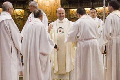 El obispo José Ignacio Munilla, ayer en San Sebastián, saludando a otros prelados al final de la misa.