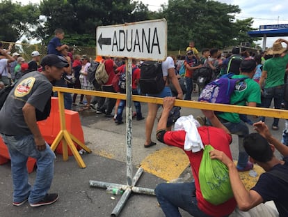 El grueso de la caravana permanece aún en el puente fronterizo que conecta Tucún Umán, en Guatemala, con Ciudad Hidalgo (Chiapas).