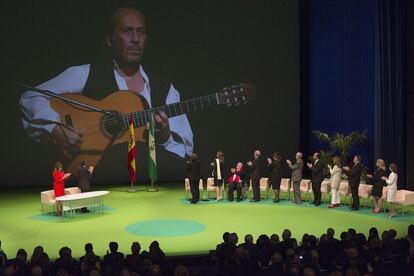 Los asistentes al acto de la entrega de medallas aplauden a la figura de Paco de Lucía.