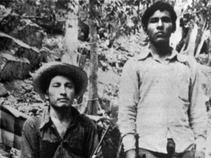 Lucio Cabañas, maestro y líder guerrillero, junto a un compañero identificado como 'Ramiro', en una fotografía de archivo.