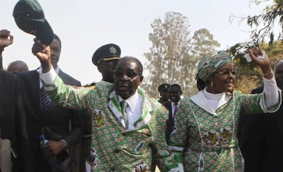 El presidente de Zimbabue, Robert Mugabe, junto a su mujer, Grace.