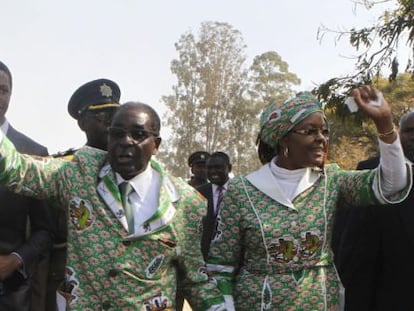 O presidente de Zimbábue, Robert Mugabe, ao lado da mulher, Grace