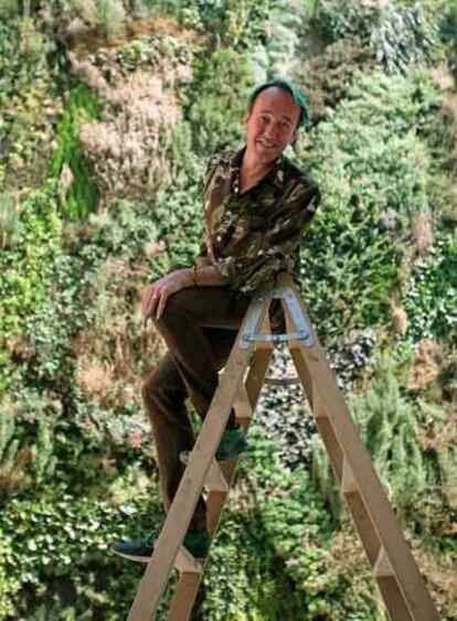 El diseñador Patrick Blanc, frente a su jardín vertical.