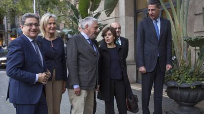 La vicepresidenta del Gobierno, Soraya Saenz de Santamar&iacute;a, durante un encuentro en Barcelona este martes con representantes de las asociociones de hosteleres y comerciantes.