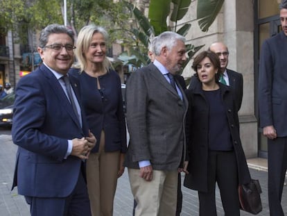La vicepresidenta del Gobierno, Soraya Saenz de Santamar&iacute;a, durante un encuentro en Barcelona este martes con representantes de las asociociones de hosteleres y comerciantes.