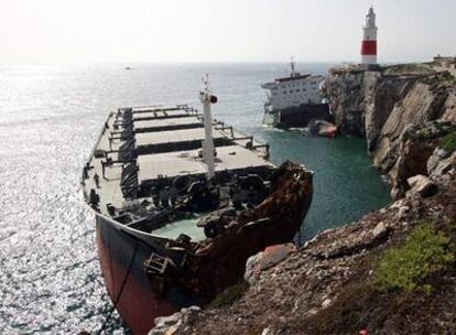 El carguero <i>Fedra,</i> el pasado mircoles, partido en dos en el extremo meridional de la colonia britnica de Gibraltar, Punta Europa.