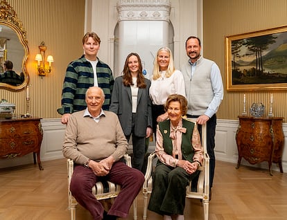 Harald de Noruega junto a su esposa, la reina Sonia, los príncipes herederos, Haakon-Magnus y Mette-Marit, y sus dos hijos, la princesa Ingrid y el príncipe Sverre Magnus.