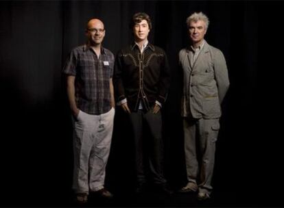 Kevin Carpenter (izquierda) y el músico David Byrne, junto al robot cantor Julio, diseñado por Hanson Robotics.