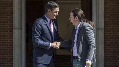Pedro Sánchez recibe en el palacio de La Moncloa a Pablo Iglesias el pasado 7 de mayo.