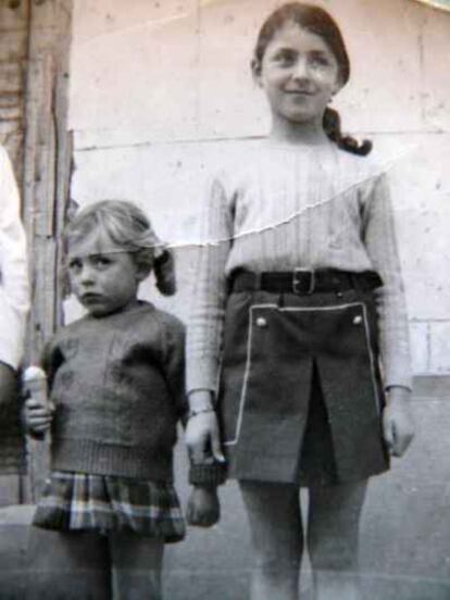 A childhood photo of Encarna (r) and Helena.