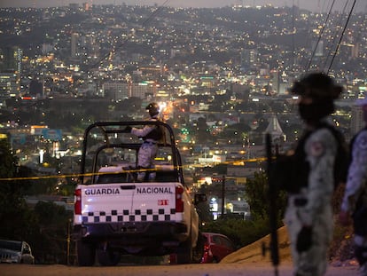 Guardia Nacional custodiando el perímetro durante un homicidio en la Colonia Libertad, en Tijuana, el 18 de agosto.