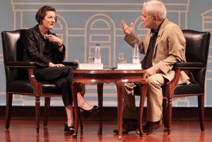 La premio Nobel de Literatura Herta Müller conversa con Juan Cruz en la Biblioteca Nacional.