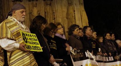 Participantes en la concentraci&oacute;n de la Asociaci&oacute;n de V&iacute;ctimas del Metro en la plaza de la Virgen de Valencia.