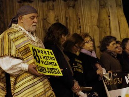 Participantes en la concentraci&oacute;n de la Asociaci&oacute;n de V&iacute;ctimas del Metro en la plaza de la Virgen de Valencia.