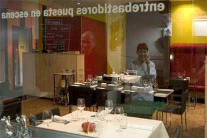 Comedor del restaurante Entrebastidores, en Zaragoza. Abajo, La <b><i>chef</b></i> Cristina Palacio y David Añaños al fondo.