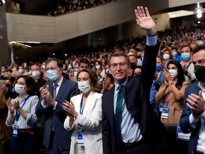 Alberto Núñez Feijóo (centro), acompañado por Juan Manuel Moreno (derecha), Cuca Gamarra, Mariano Rajoy e Isabel Díaz Ayuso saluda tras conocer el resultado de las votaciones en la segunda jornada del XX Congreso Nacional del PP celebrado en Sevilla.