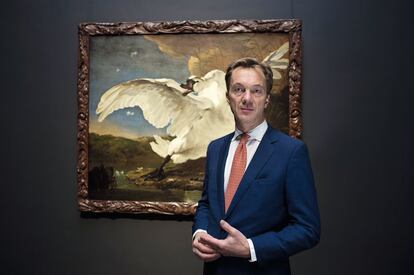 Wim Pijbes, director del Rijksmuseum de Ámsterdam, posa ante el lienzo de Jan Asselijn 'El cisne amenazado'. “Es una imagen muy poderosa, una vez la contemplas no la olvidas, te eleva y te proporciona poder y confianza”