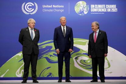 Boris Johnson, Joe Biden y el secretario general de las Naciones Unidas, António Guterres, ayer en la COP26 en Glasgow, Escocia.