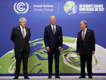 Boris Johnson, Joe Biden y el secretario general de las Naciones Unidas, António Guterres, ayer en la COP26 en Glasgow, Escocia.