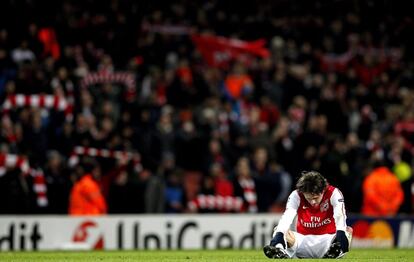 El jugador de Arsenal Tomas Rosicky se lamenta después de que su equipo fuera eliminado por el Milan a pesar de ganar 3-0 en la vuelta. Pudo el 4-0 que los italianos lograron en la ida.