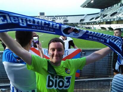 El aficionado de la SD Ponferradina Chris Pidgeon.