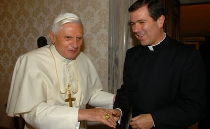 El sacerdote &Aacute;lvaro Corcuera en audiencia con Benedicto XVI.
