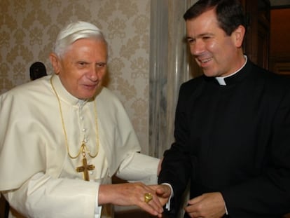 El sacerdote &Aacute;lvaro Corcuera en audiencia con Benedicto XVI.