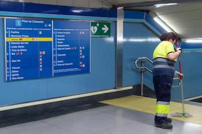 Una trabajadora de la limpieza en la estación de Metro de Puente de Vallecas