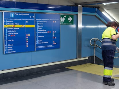 Una trabajadora de la limpieza en la estación de Metro de Puente de Vallecas. Gustavo Valiente / Europa Press