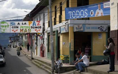 Cartazes de Iván Duque e Gustavo Petro numa rua de Icononzo, no departamento de Tolima.