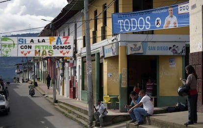 Carteles de Iván Duque y Gustavo Petro en una calle de Icononzo, en el departamento del Tolima. 
 