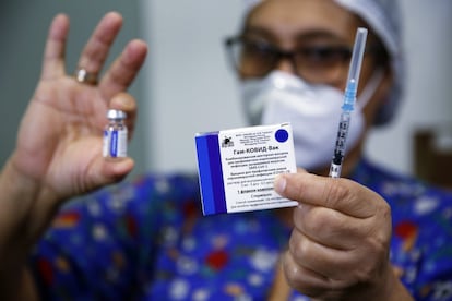 Una enfermera sostiene la vacuna Sputnik en el Hospital Nacional en Itaugua, Paraguay, el pasado 22 de febrero.