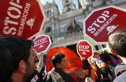 Los afectados por las hipotecas bajo el balcón del Ayuntamiento tras la 'mascletà'.