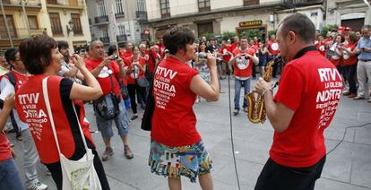 Imagen de la protesta de los trabajadores de RTVV ante la Generalitat.