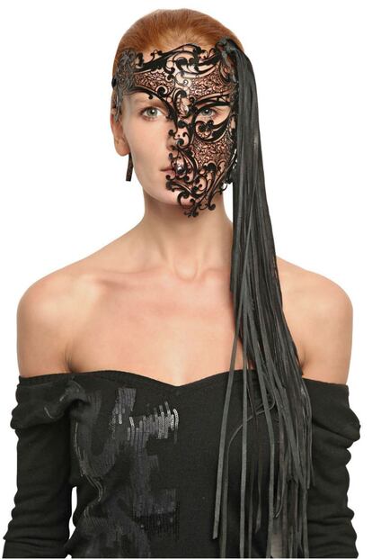 Máscara veneciana de Barbara Boner para Luisa Via Roma (377 euros). Ideal para fans de Lady Gaga.