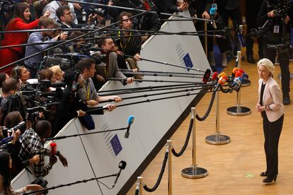 La presidenta de la Comisión Europea, Ursula von der Leyen, habla con los medios de comunicación a su llegada a la cumbre de la UE en Bruselas.