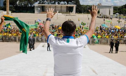 Bolsonaro saludando a sus partidarios el pasado 15 de marzo.