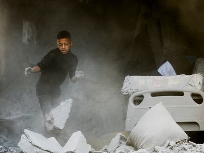 Un niño retira escombros mientras busca supervivientes tras un ataque israelí sobre Rafah, este viernes.