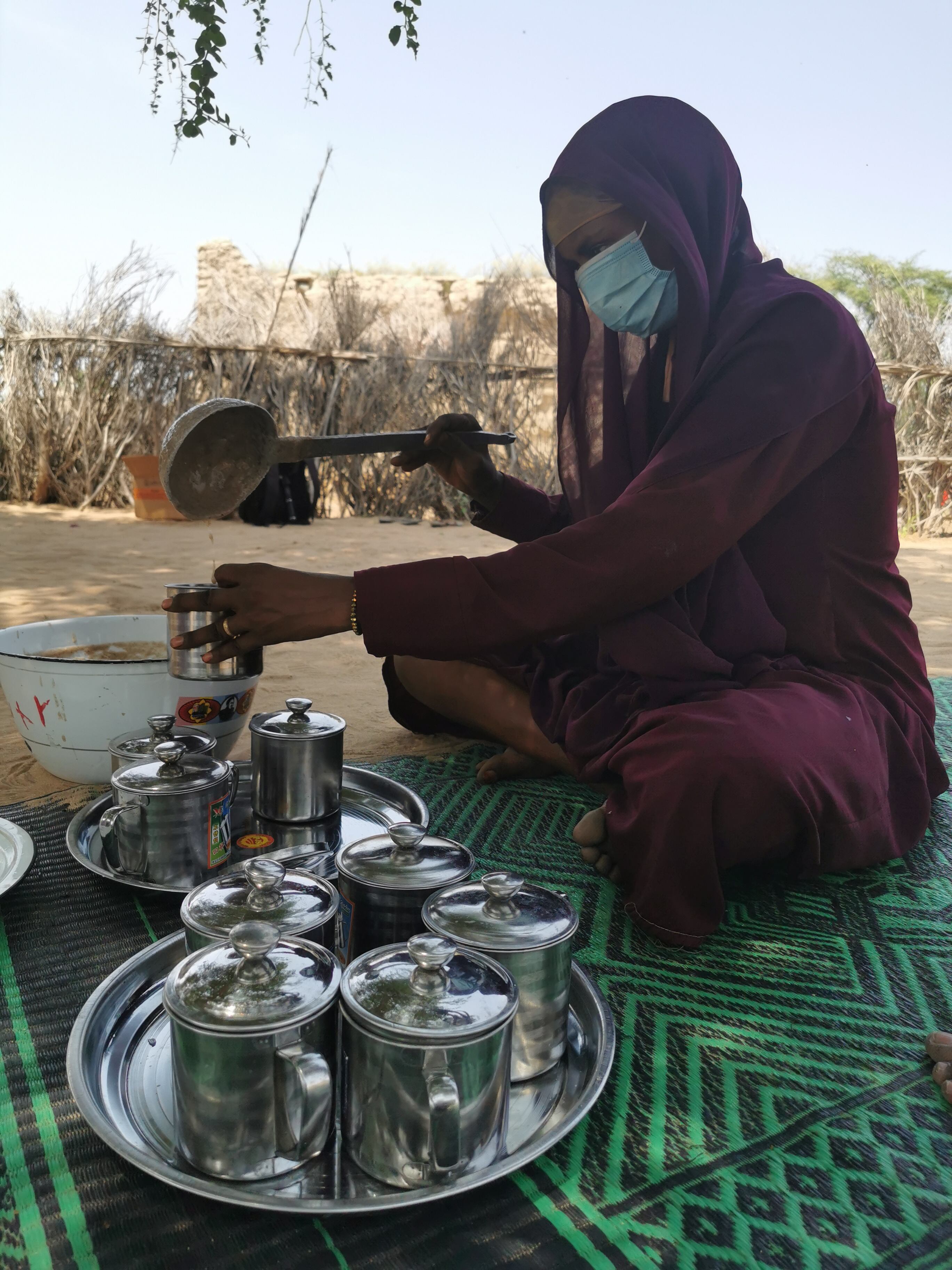 La 'maman lumière' Hereta prepara una papilla con un complemento nutricional en un pueblo cercano al Lago Chad.