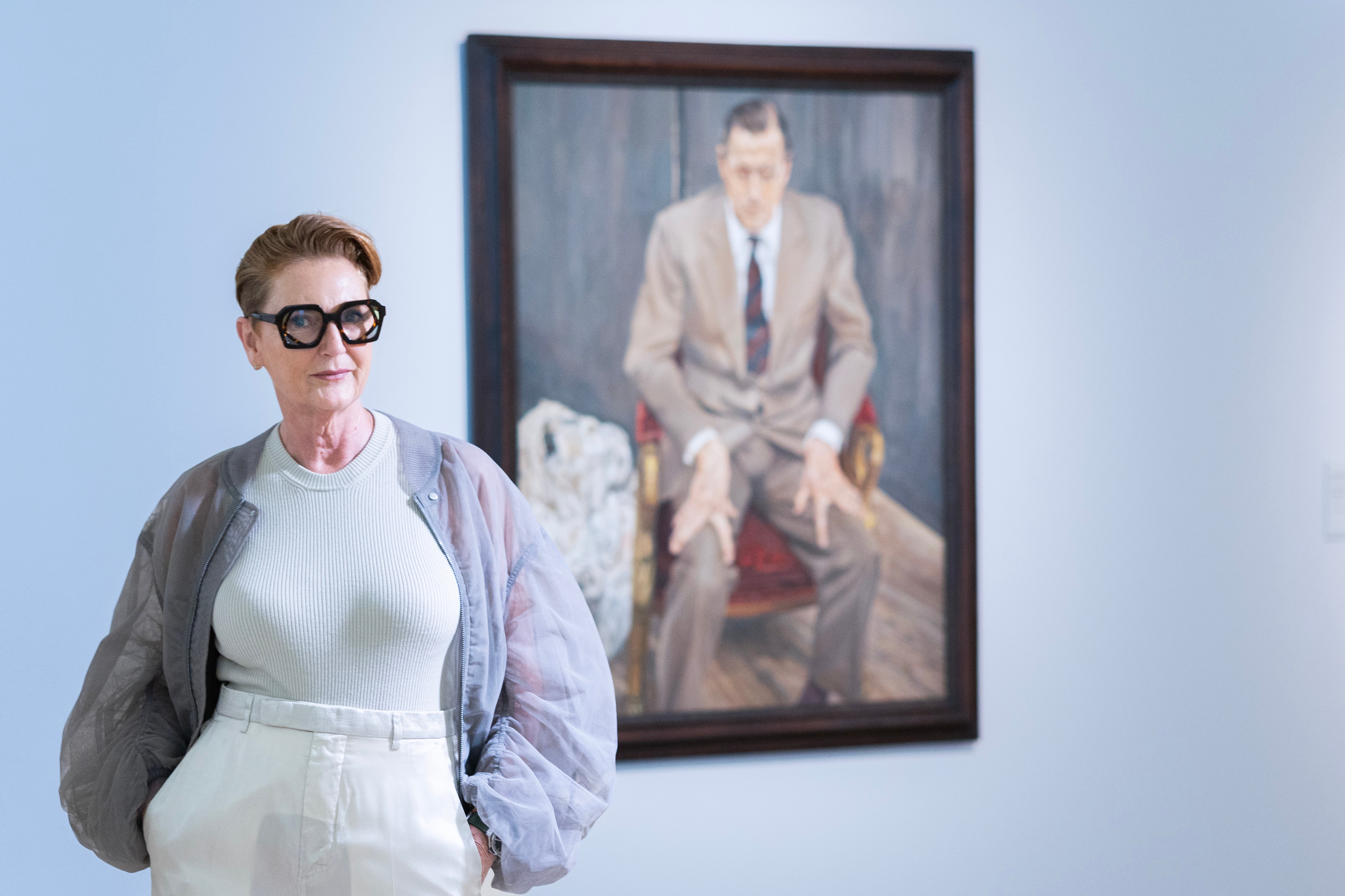 Posando delante de un retrato de su padre, el barón Von Thyssen-Bornemisza, realizado por Lucian Freud. 