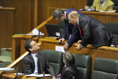 Los parlamentarios del PP Antonio Basagoiti e I?aki Oyarzbal (sentados) hablan con sus compa?eros Leopoldo Barreda (de pie, a la izquierda) y Carlos Urquijo en un momento del pleno parlamentario de ayer.