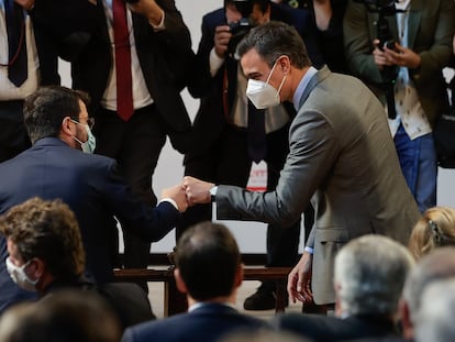 Pere Aragonès y Pedro Sánchez se saludan al inicio de un acto de la patronal Foment en Barcelona, este lunes.