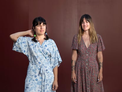 La ilustradora Maria Hesse y la cantante Lorena Álvarez posan en en patio central de Conde Duque.