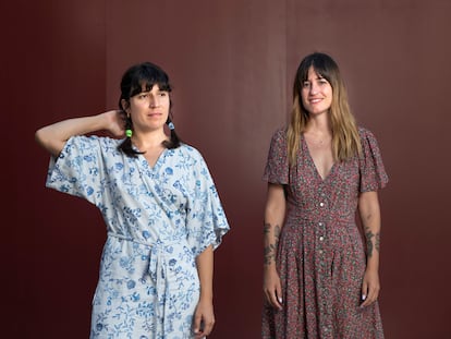 La ilustradora Maria Hesse y la cantante Lorena Álvarez posan en en patio central de Conde Duque.