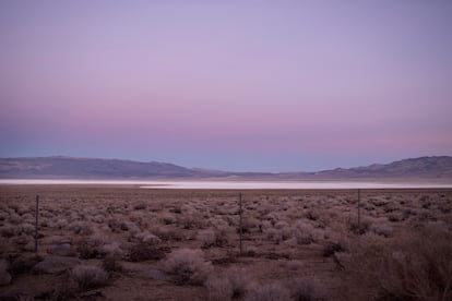 El lago Owens, en el condado de Inyo. A diferencia de la mayoría de los lagos secos de la zona, este se secó cuando el río fue desviado al
acueducto de Los Ángeles.
