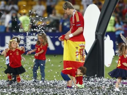 Torres y Alonso juegan con algunos de los hijos de los internacionales.