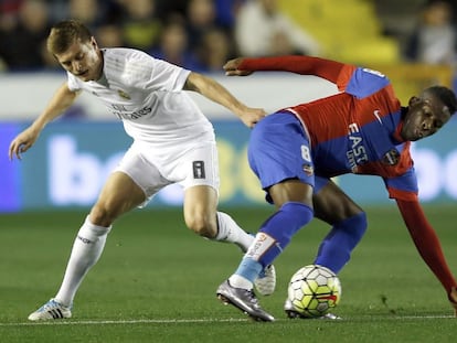 Toni Kroos lucha por un balón ante Lerma, del Levante.