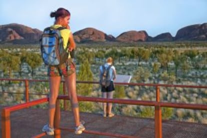 Turistas en Kata Tjuta, conjunto de formaciones rocosas también conocido como Las Olgas.