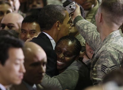 Barack Obama se volcó con los soldados en el tercer país que visita durante su primera gira asiática.