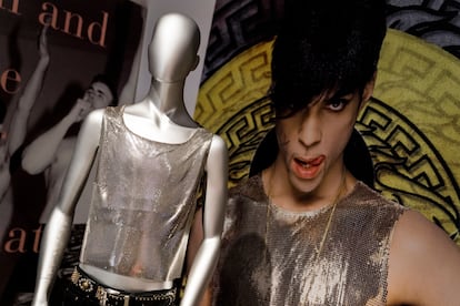 Prince fue uno de los músicos que luciría alguno de los modelos de Versace. En la imagen, una camiseta que llevó el cantante, amigo del diseñador y de la familia, en una foto promocional. “Versace Fue el primero en llevar a famosos, como los cantantes Elton John o Madonna, a la primera fila de sus desfiles", explica una de las conservadoras de la muestra.